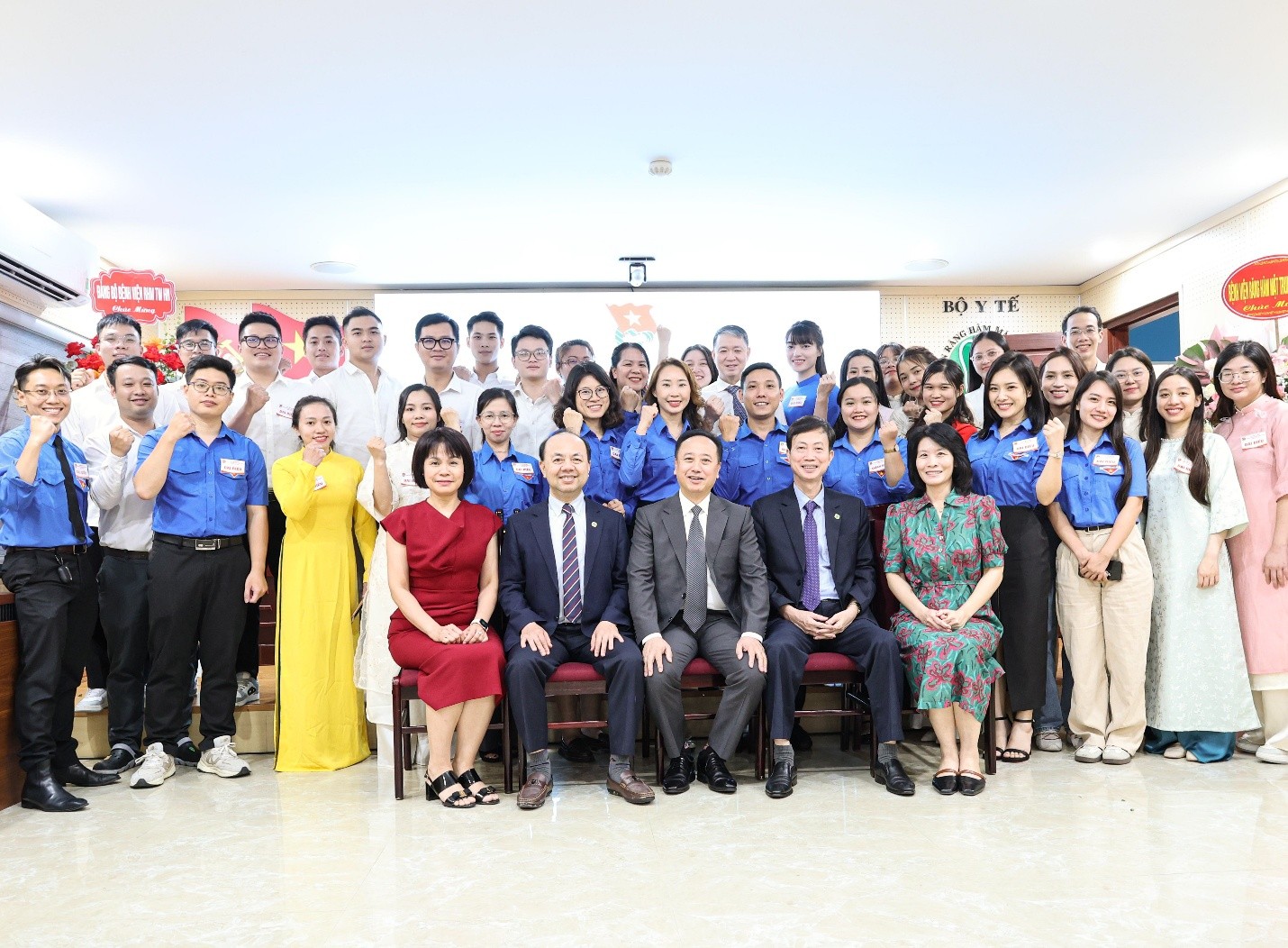 Các đại biểu chụp ảnh kỷ niệm